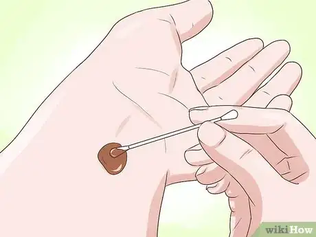 Immagine titolata Lowlight Hair Yourself Step 3