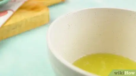 Immagine titolata Create an Egg and Olive Oil Hair Mask Step 9