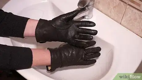 Immagine titolata Clean Leather Gloves Step 6