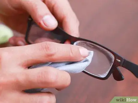 Immagine titolata Remove Scratches From Plastic Lens Glasses Step 3