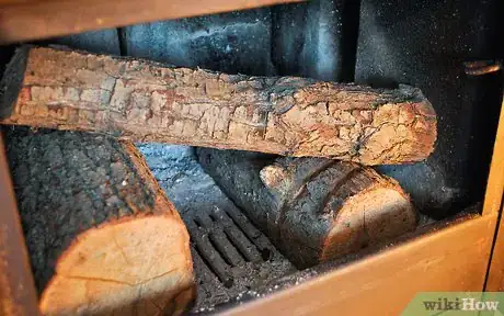 Immagine titolata Light a Fire in a Fireplace Step 12