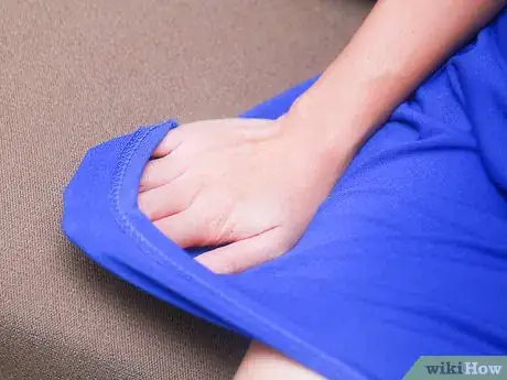 Immagine titolata Stop Static on a Dress Clinging to You Step 1