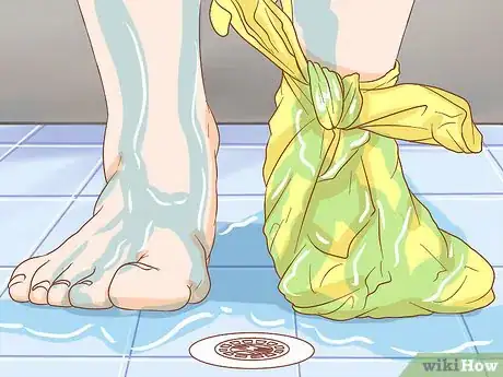 Immagine titolata Help a Toenail Grow Back Quickly Step 4