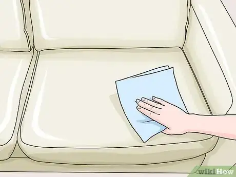 Immagine titolata Remove Dried Blood Stains from a Couch Step 5