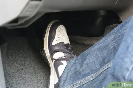 Immagine titolata Stop a Car with No Brakes Step 4