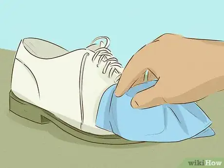 Immagine titolata Clean White Shoes Step 8