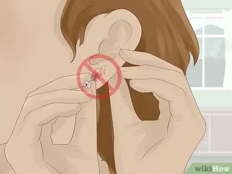 Immagine titolata Clean an Infected Ear Piercing Step 2