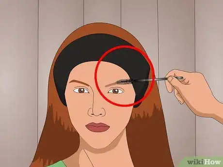 Immagine titolata Bleach Your Eyebrows Step 5