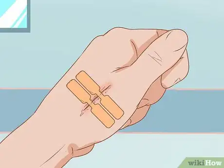 Immagine titolata Apply Different Types of Bandages Step 19