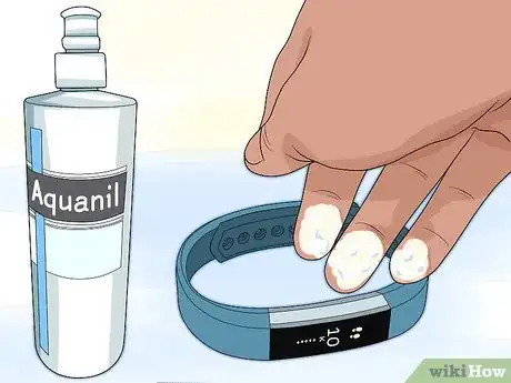 Immagine titolata Clean a Fitbit Band Step 2