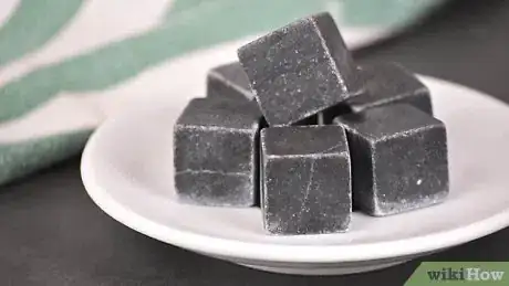 Immagine titolata Freeze Whiskey Stones Step 1