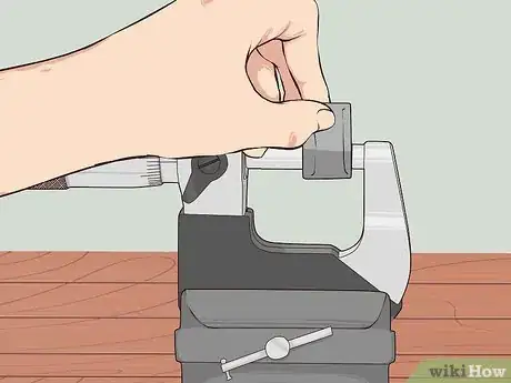 Immagine titolata Use and Read an Outside Micrometer Step 8