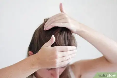 Immagine titolata Tease Your Hair Step 8