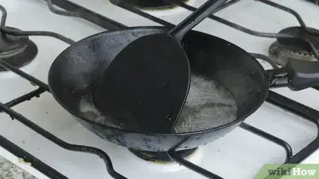 Immagine titolata Clean a Cast Iron Skillet Step 3