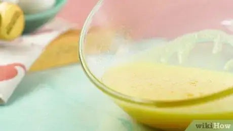 Immagine titolata Create an Egg and Olive Oil Hair Mask Step 4