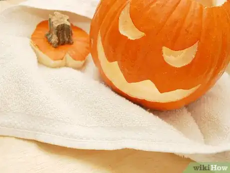 Immagine titolata Keep Halloween Pumpkins from Molding Step 6