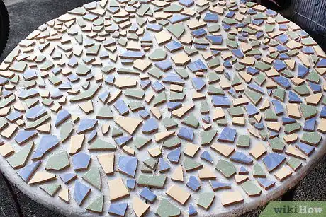 Immagine titolata Make a Mosaic Table Top Step 5