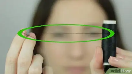 Immagine titolata Thread Your Eyebrows Step 1