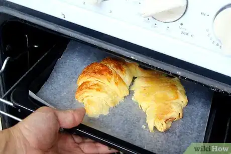 Immagine titolata Heat Croissants Step 4