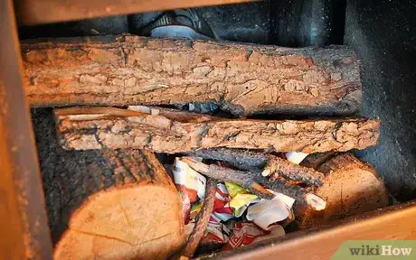 Immagine titolata Light a Fire in a Fireplace Step 14