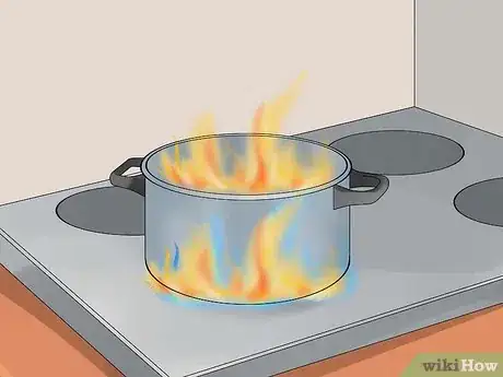 Immagine titolata Put out a Grease Fire Step 10