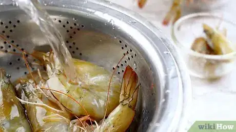 Immagine titolata Cook Shrimp Without Them Shrinking Step 4