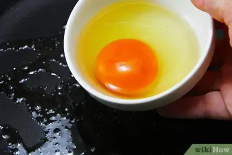 Immagine titolata Baste an Egg Step 2