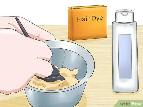 Immagine titolata Lowlight Hair Yourself Step 8