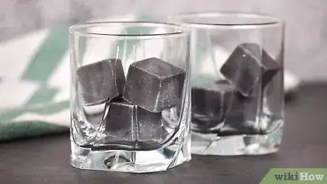 Immagine titolata Freeze Whiskey Stones Step 2