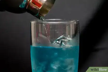 Immagine titolata Make a Blue Lagoon Cocktail Step 2