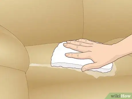 Immagine titolata Get a Stain out of a Microfiber Couch Step 7
