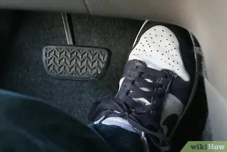 Immagine titolata Stop a Car with No Brakes Step 2