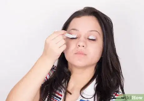 Immagine titolata Apply Eye Makeup With Contact Lenses Step 5