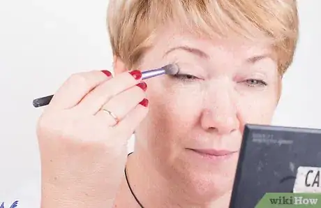 Immagine titolata Apply Eye Makeup (for Women Over 50) Step 8
