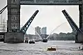 Esempio di interferenza tra traffico stradale e traffico fluviale: il Tower Bridge alzato per l'attraversamento delle imbarcazioni