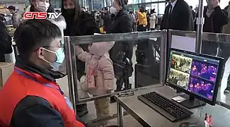 Le telecamere a infrarossi sono state installate nella stazione di Wuhan per controllare la temperatura corporea dei passeggeri prima di salire a bordo dei treni