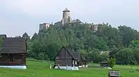 Castello di Ľubovňa e in primo piano il museo del folclore slovacco