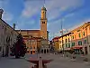 Cormons - Piazza XXIV Maggio con palazzo Locatelli (sede del municipio) sul lato sinistro ed in fondo il duomo di Sant'Adalberto