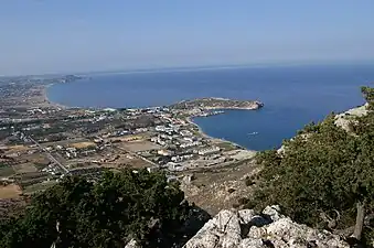 La spiaggia di Kolimbia vista dal monastero Tsambika