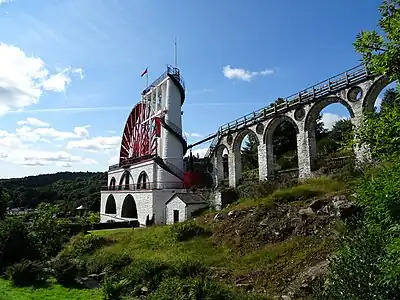 Laxey Wheel. Sulla facciata nascosta si può anche ammirare un enorme triscele mannese