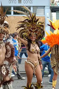 Una donna in costume al carnevale di Notting Hill del 2006