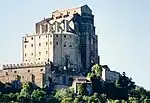 La Sacra di San Michele, monumento simbolo del Piemonte, veglia l'ingresso della Val di Susa da Torino